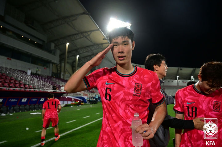 [서울=뉴시스] 17일 카타르 도하 압둘라 빈 칼리파 스타디움에서 열린 2024 AFC U-23 아시안컵 조별리그 1차전 한국 대 UAE 경기에서 득점한 이영준이 거수경례를 하고 있다. (사진=대한축구협회 제공) 2024.04.17. photo@newsis.com *재판매 및 DB 금지