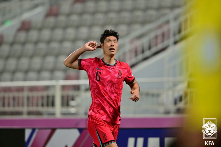 [서울=뉴시스] 지난 4월17일 카타르 도하 압둘라 빈 칼리파 스타디움에서 열린 2024 AFC U-23 아시안컵 조별리그 1차전 한국 대 UAE 경기에서 득점한 이영준이 골 세리머니를 하고 있다. (사진=대한축구협회 제공) 2024.04.17. photo@newsis.com *재판매 및 DB 금지