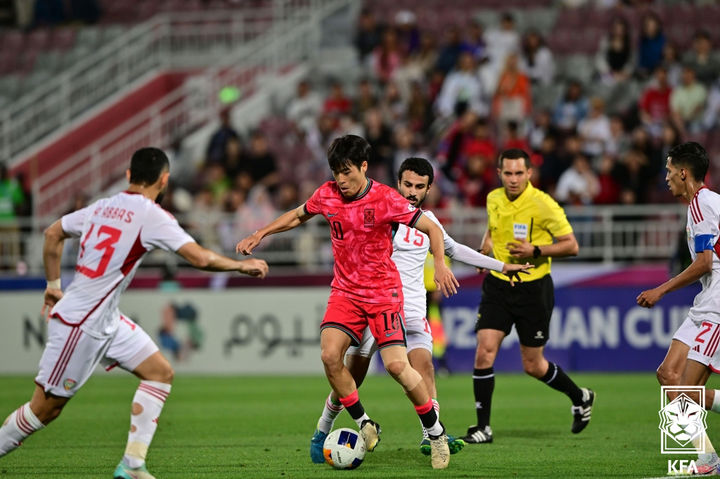 [서울=뉴시스] 17일 카타르 도하 압둘라 빈 칼리파 스타디움에서 열린 2024 AFC U-23 아시안컵 조별리그 1차전 한국 대 UAE 경기에서 홍윤상이 돌파하고 있다. (사진=대한축구협회 제공) 2024.04.17. photo@newsis.com *재판매 및 DB 금지