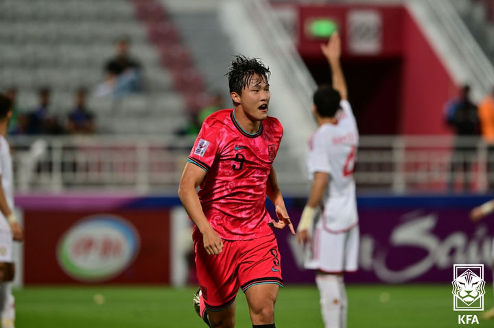 [서울=뉴시스] 17일 카타르 도하 압둘라 빈 칼리파 스타디움에서 열린 2024 AFC U-23 아시안컵 조별리그 1차전 한국 대 UAE 경기에서 안재준이 득점 후 환호하고 있다. 강상윤의 골은 VAR 판독을 통해 오프사이드 판정을 받아 득점이 취소됐다. (사진=대한축구협회 제공) 2024.04.17. photo@newsis.com *재판매 및 DB 금지
