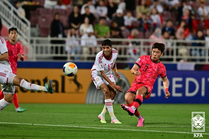 [서울=뉴시스] 17일 카타르 도하 압둘라 빈 칼리파 스타디움에서 열린 2024 AFC U-23 아시안컵 조별리그 1차전 한국 대 UAE 경기에서 황재원이 슛을 하고 있다. (사진=대한축구협회 제공) 2024.04.17. photo@newsis.com *재판매 및 DB 금지