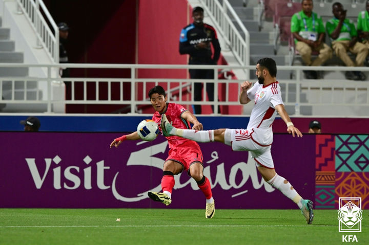 [서울=뉴시스] 17일 카타르 도하 압둘라 빈 칼리파 스타디움에서 열린 2024 AFC U-23 아시안컵 조별리그 1차전 한국 대 UAE 경기에서 홍시후가 볼다툼을 하고 있다. (사진=대한축구협회 제공) 2024.04.17. photo@newsis.com *재판매 및 DB 금지