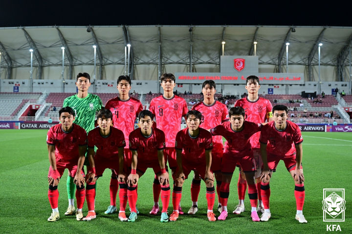 [서울=뉴시스] 17일 카타르 도하 압둘라 빈 칼리파 스타디움에서 열린 2024 AFC U-23 아시안컵 조별리그 1차전 한국 대 UAE 경기에 앞서 베스트11이 포즈를 취하고 있다. (사진=대한축구협회 제공) 2024.04.17. photo@newsis.com *재판매 및 DB 금지