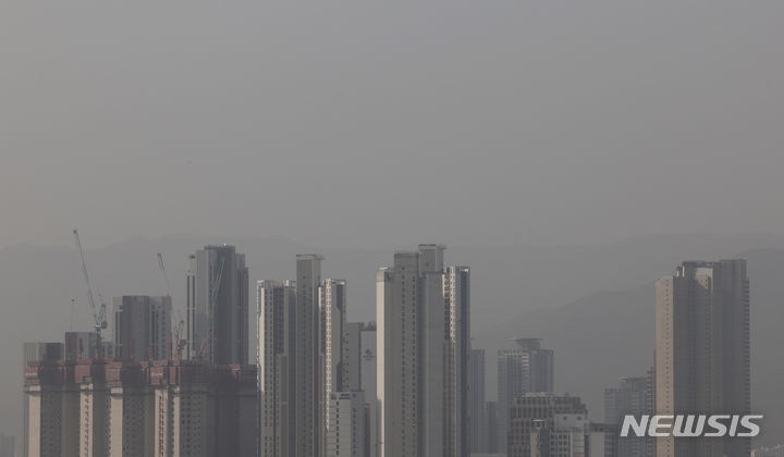 [대구=뉴시스] 이무열 기자 = 대구지역 미세먼지 농도가 ‘나쁨’ 수준을 보인 17일 대구 북구 산격동에서 바라본 하늘이 뿌옇게 보이고 있다. 2024.04.17. lmy@newsis.com