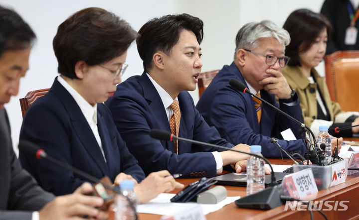 [서울=뉴시스] 추상철 기자 = 이준석 개혁신당 대표가 지난 17일 오전 서울 여의도의 국회에서 열린 최고위원회의에서 발언하고 있다. 2024.04.17. scchoo@newsis.com