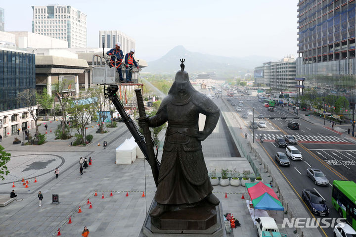 [서울=뉴시스] 김선웅 기자 = 지난 4월17일 서울 종로구 광화문광장에서 서울시 관계자들이 봄을 맞아 이순신장군 동상을 세척하고 있다. 2024.04.17. mangusta@newsis.com