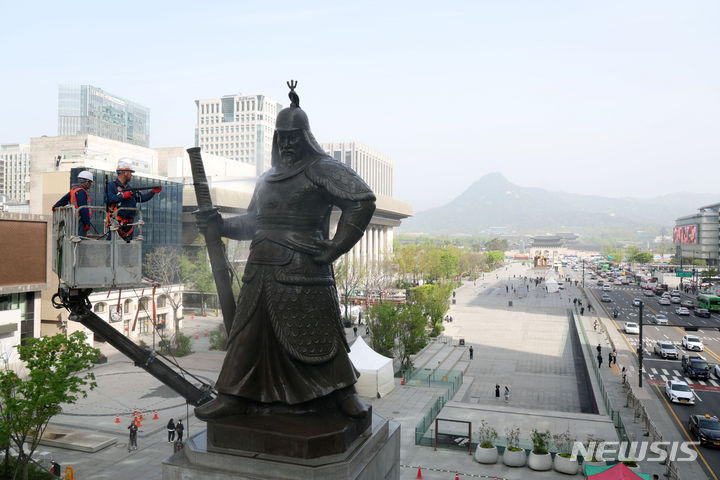 [서울=뉴시스] 김선웅 기자 = 지난달 17일 서울 종로구 광화문광장에서 서울시 관계자들이 봄을 맞아 이순신장군 동상을 세척하고 있는 모습. 2024.04.17. mangusta@newsis.com