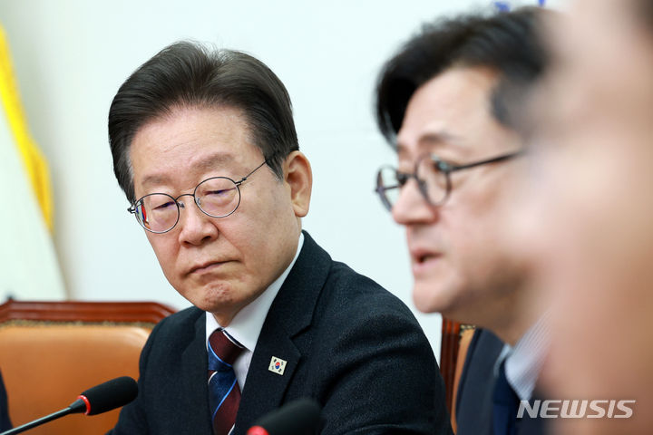 [서울=뉴시스] 고범준 기자 = 이재명 더불어민주당 대표가 17일 오전 서울 여의도 국회에서 열린 최고위원회의에서 홍익표 원내대표의 발언을 듣고 있다. 2024.04.17. bjko@newsis.com