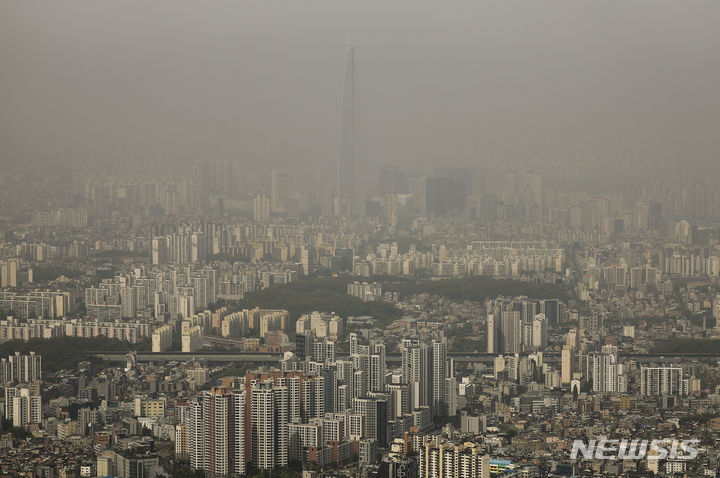 [광주(경기)=뉴시스] 정병혁 기자 = 황사의 영향으로 전국의 미세먼지 농도가 '나쁨' 수준을 보인 17일 경기 광주시 남한산성에서 바라본 도심이 뿌옇게 보이고 있다. 2024.04.17. jhope@newsis.com