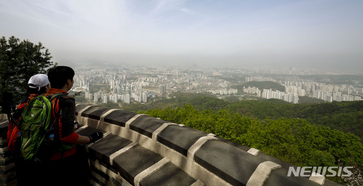 [광주(경기)=뉴시스] 정병혁 기자 = 황사의 영향으로 전국의 미세먼지 농도가 '나쁨' 수준을 보인 17일 경기 광주시 남한산성을 찾은 시민이 뿌연 도심을 바라보고 있다. 2024.04.17. jhope@newsis.com