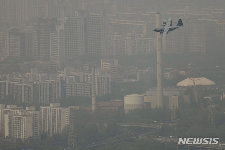 [광주(경기)=뉴시스] 정병혁 기자 = 황사의 영향으로 전국의 미세먼지 농도가 '나쁨' 수준을 보인 지난 17일 경기 광주시 남한산성에서 바라본 도심이 뿌옇게 보이고 있다. 2024.04.17. jhope@newsis.com