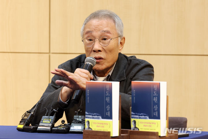 [서울=뉴시스] 박진희 기자 = 부커상 인터내셔널 부문 최종후보에 선정된 소설가 황석영이 17일 서울 마포구 창비서교빌딩에서 기자간담회를 하고 있다. 황석영 작가의 장편소설 '철도원 삼대'는 영국 최고 권위 문학상 '부커상' 인터내셔널 최종 후보 명단에 이름을 올렸다. 2024.04.17. pak7130@newsis.com