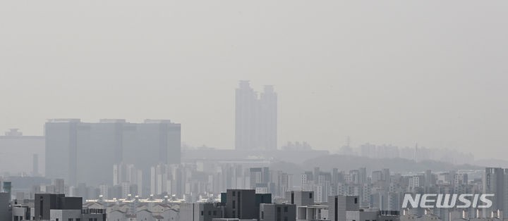 [수원=뉴시스] 김종택기자 = 중국발 황사의 영향으로 미세먼지 농도가 '나쁨' 수준을 보인 17일 경기도 수원 도심이 뿌옇게 보이고 있다. 2024.04.17. jtk@newsis.com