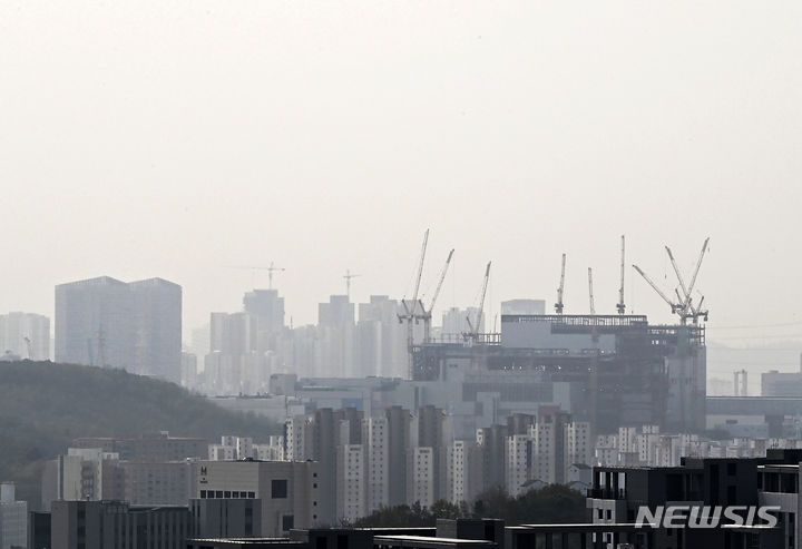 [수원=뉴시스] 김종택기자 = 중국발 황사의 영향으로 미세먼지 농도가 '나쁨' 수준을 보인 17일 경기도 수원 도심이 뿌옇게 보이고 있다. 2024.04.17. jtk@newsis.com