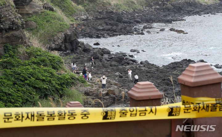 [제주=뉴시스] 우장호 기자 = 17일 오전 제주시 한경면 수월봉 화산쇄설층 사면이 일부 무너져 내린 가운데 관광객들이 해안변을 산책하고 있다. 제주도 세계유산본부는 현장을 긴급통제하고 직원들을 보내 피해 규모와 추가 붕괴 여부 가능성 등을 파악 중이다. 수월봉 화산쇄설층은 천연기념물이자 유네스코 세계지질공원으로 지정돼 있다. 2024.04.17. woo1223@newsis.com