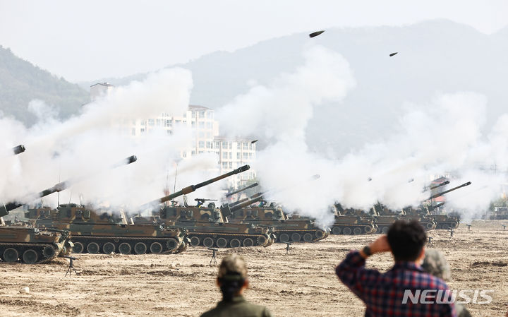 [철원=뉴시스] 사진공동취재단 = 17일 강원 철원군 문혜리사격장에서 열린 수도군단 합동 포탄사격훈련에서 수도포병 여단 K9 자주포가 실사격 훈련을 하고 있다. 2024.04.17. photo@newsis.com