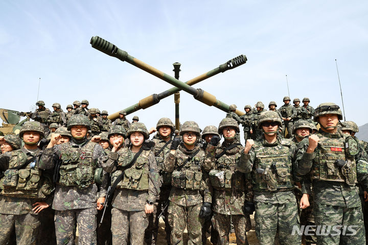 [철원=뉴시스] 사진공동취재단 = 17일 강원 철원군 문혜리사격장에서 열린 수도군단 합동 포탄사격훈련에 참가한 17사단, 수도포병 여단, 해병대원들이 기념촬영을 하고 있다. 2024.04.17. photo@newsis.com