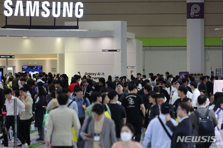 [서울=뉴시스] 권창회 기자 = 17일 오전 서울 강남구 코엑스에서 열린 월드IT쇼가 관람객들로 붐비고 있다. 2024.04.17. kch0523@newsis.com