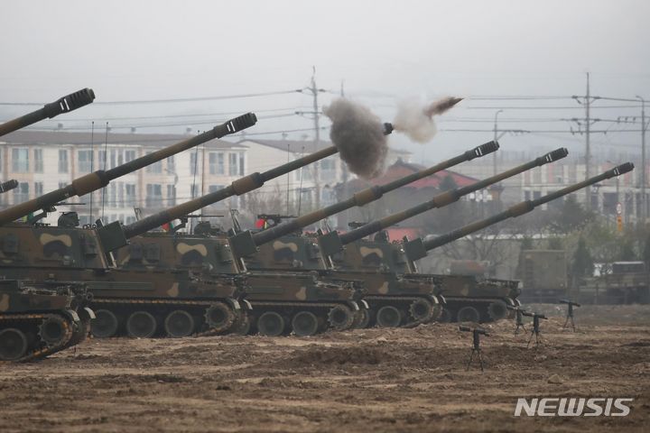 [철원=뉴시스] 사진공동취재단 = 17일 강원 철원군 문혜리사격장에서 열린 수도군단 합동 포탄사격훈련에서 K9자주포가 사격을 하고 있다. 2024.04.17. photo@newsis.com