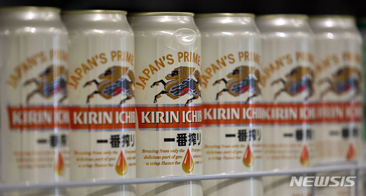 [서울=뉴시스] 김선웅 기자 = 지난해 4월 17일 서울 소재 유통매장에서 일본 수입 맥주가 판매되고 있다. 2025.08.04. mangusta@newsis.com