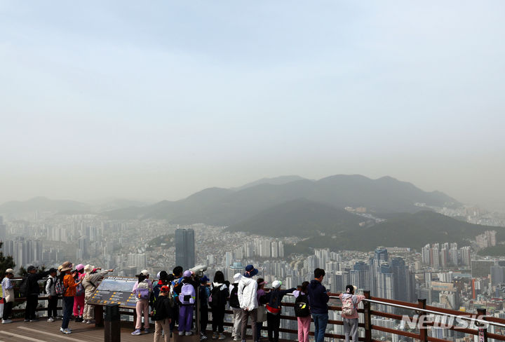 [부산=뉴시스] 하경민 기자 = 황사의 유입으로 부산 16개 구·군 모든 지역에 '미세먼지(PM-10) 주의보'가 발령된 17일 부산 황령산 봉수대 전망대를 찾은 어린이들이 뿌옇게 변한 도심을 바라보고 있다. 2024.04.17. yulnetphoto@newsis.com