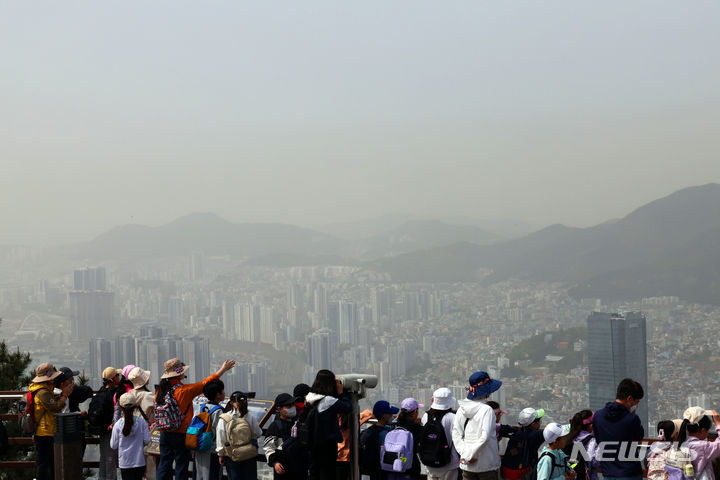 [부산=뉴시스] 하경민 기자 = 황사의 유입으로 부산 16개 구·군 모든 지역에 '미세먼지(PM-10) 주의보'가 발령된 17일 부산 황령산 봉수대 전망대를 찾은 어린이들이 뿌옇게 변한 도심을 바라보고 있다. 2024.04.17. yulnetphoto@newsis.com