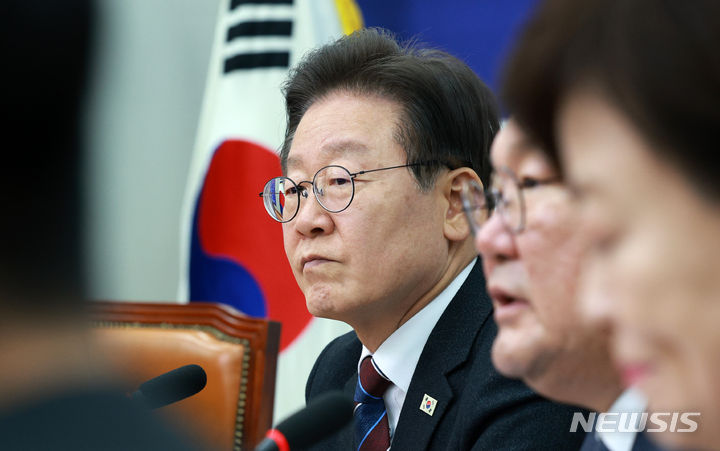 [서울=뉴시스] 고범준 기자 = 이재명 더불어민주당 대표가 17일 서울 여의도 국회에서 열린 민생경제위기대책위원회 긴급 경제 상황 점검회의에서 김태년 위원장의 발언을 듣고 있다. 2024.04.17. bjko@newsis.com