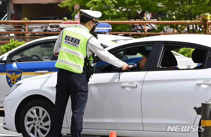 [수원=뉴시스] 김종택기자 = 행락철을 맞아 17일 경기 수원시 장안구 광교산 입구에서 수원중부경찰서 소속 경찰들이 음주운전 단속을 하고 있다. 2024.04.17. jtk@newsis.com