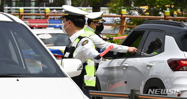 [수원=뉴시스] 김종택기자 = 행락철을 맞아 17일 경기 수원시 장안구 광교산 입구에서 수원중부경찰서 소속 경찰들이 음주운전 단속을 하고 있다. 2024.04.17. jtk@newsis.com
