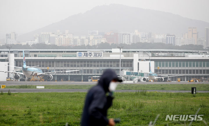 [제주=뉴시스] 우장호 기자 = 황사 영향으로 제주지역 미세먼지 농도가 '매우 나쁨' 수준을 보인 17일 오후 제주국제공항 인근 도로에서 마스크를 시민이 걸어가고 있다. 2024.04.17. woo1223@newsis.com