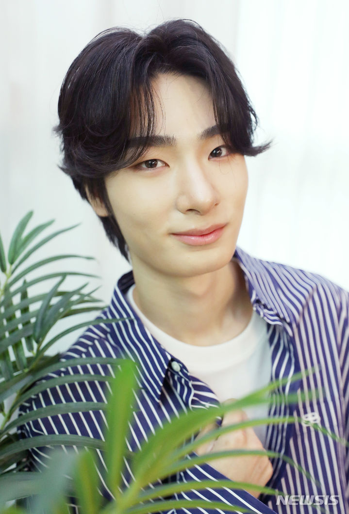 [서울=뉴시스] 김혜진 기자 = 멤버 모두 청각 장애인으로 구성된 아이돌 그룹 빅오션 김지석이 지난 15일 오전 서울 강남구 파라스타엔터테인먼트에서 뉴시스와 인터뷰에 앞서 포즈를 취하고 있다. 2024.04.18. jini@newsis.com