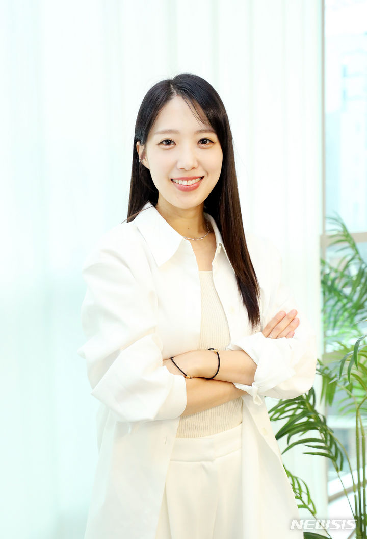 [서울=뉴시스] 김혜진 기자 = 차해리 파라스타엔터테인먼트 대표가 지난 15일 오전 서울 강남구 파라스타엔터테인먼트에서 뉴시스와 인터뷰에 앞서 포즈를 취하고 있다. 2024.04.18. jini@newsis.com