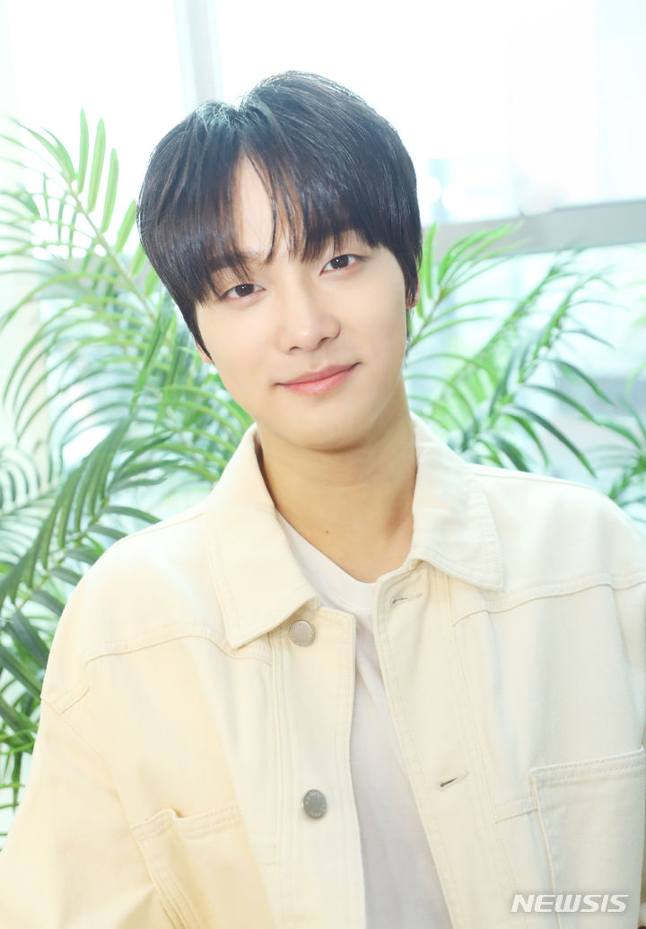 [서울=뉴시스] 김혜진 기자 = 멤버 모두 청각 장애인으로 구성된 아이돌 그룹 빅오션 박현진이 지난 15일 오전 서울 강남구 파라스타엔터테인먼트에서 뉴시스와 인터뷰에 앞서 포즈를 취하고 있다. 2024.04.18. jini@newsis.com