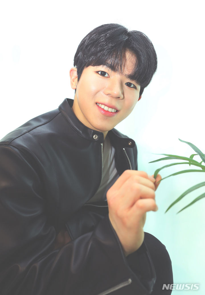 [서울=뉴시스] 김혜진 기자 = 멤버 모두 청각 장애인으로 구성된 아이돌 그룹 빅오션 이찬연이 지난 15일 오전 서울 강남구 파라스타엔터테인먼트에서 뉴시스와 인터뷰에 앞서 포즈를 취하고 있다. 2024.04.18. jini@newsis.com