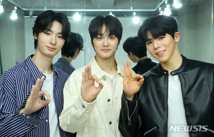 [서울=뉴시스] 김혜진 기자 = 멤버 모두 청각 장애인으로 구성된 아이돌 그룹 빅오션이 지난 15일 오전 서울 강남구 파라스타엔터테인먼트에서 뉴시스와 인터뷰에 앞서 포즈를 취하고 있다. 2024.04.18. jini@newsis.com
