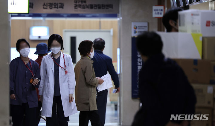 [대구=뉴시스] 이무열 기자 = 의대정원 확대로 정부와 의사 간 갈등이 장기화되고 있는 17일 대구의 한 대학병원에서 의료진들이 이동하고 있다. 2024.04.17. lmy@newsis.com