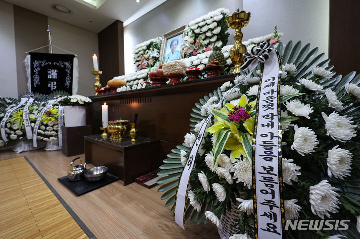 [서울=뉴시스] 권창회 기자 = 17일 오후 서울 강동구 강동성심병원 장례식장에 고(故) 박종철 열사의 어머니인 정차순 여사의 빈소가 마련돼 있다. 2024.04.17. kch0523@newsis.com