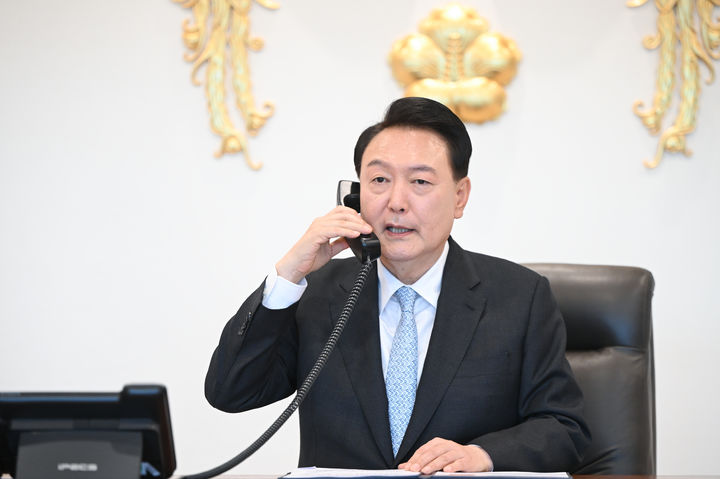 [서울=뉴시스] 윤석열 대통령이 17일 서울 용산 대통령실 청사에서 프라보워 수비안토 인도네시아 대통령 당선인과 전화 통화를 하고 있다. (사진=대통령실 제공) 2024.04.17. photo@newsis.com *재판매 및 DB 금지