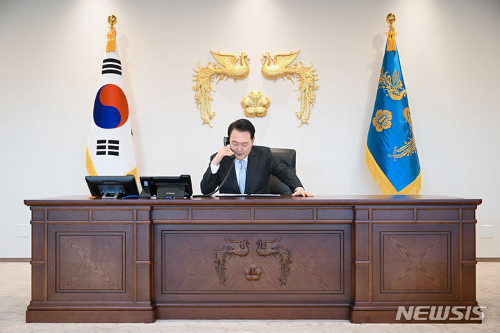 [서울=뉴시스] 윤석열 대통령이 17일 서울 용산 대통령실 청사에서 프라보워 수비안토 인도네시아 대통령 당선인과 전화 통화를 하고 있다. (사진=대통령실 제공) 2024.04.17. photo@newsis.com *재판매 및 DB 금지
