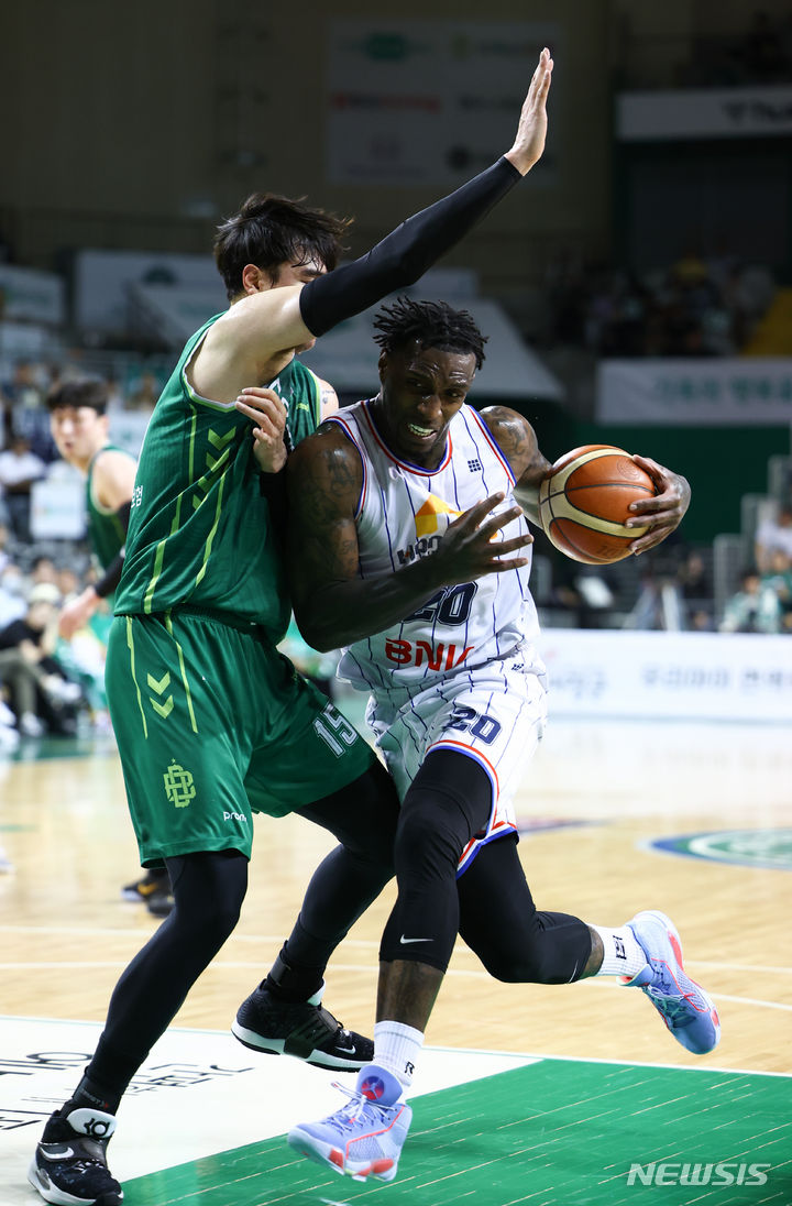 [원주=뉴시스] 황준선 기자 = 17일 오후 강원 원주종합체육관에서 열린 2023~2024 정관장 프로농구 4강 플레이오프 2차전 원주 DB와 부산 KCC의 경기, 부산 KCC 리건아가 원주 DB 김종규와 몸싸움 하고 있다. 2024.04.17. hwang@newsis.com