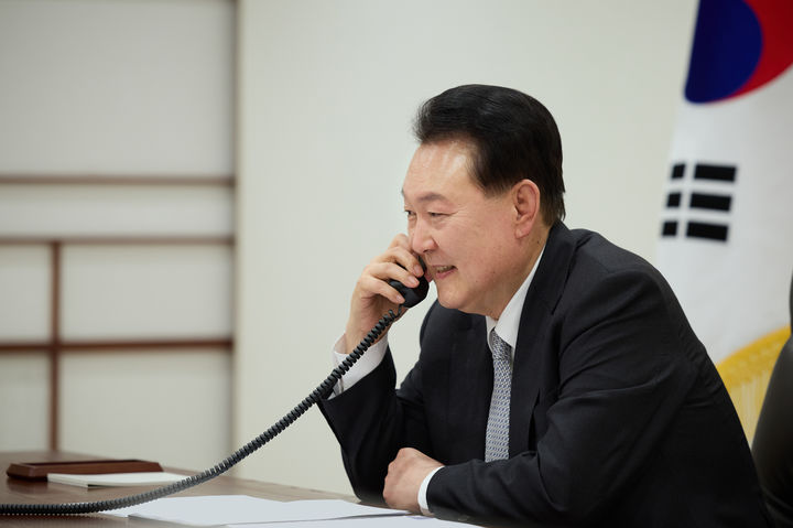 [서울=뉴시스] 윤석열 대통령이 17일 서울 용산 대통령실 청사에서 기시다 후미오 일본 총리와 전화 통화를 하고 있다. (사진=대통령실 제공) 2024.04.17. photo@newsis.com *재판매 및 DB 금지
