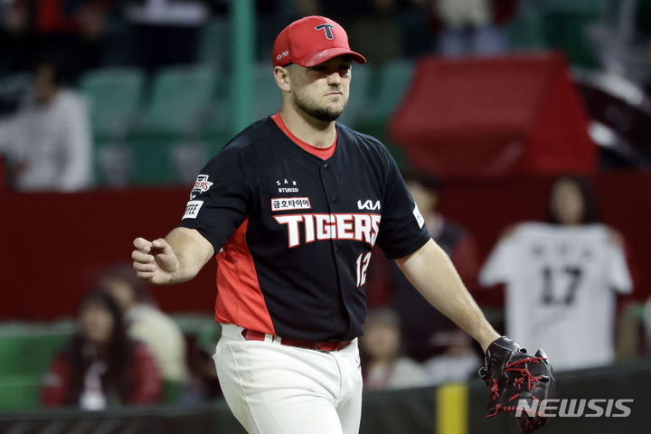 [인천=뉴시스] 최동준 기자 = 17일 인천 미추홀구 SSG 랜더스필드에서 열린 2024 KBO 리그 KIA 타이거즈 대 SSG 랜더스의 경기, 5회말 KIA 선발 크로우가 무실점으로 막은 뒤 덕아웃으로 들어오고 있다. 2024.04.17. photocdj@newsis.com