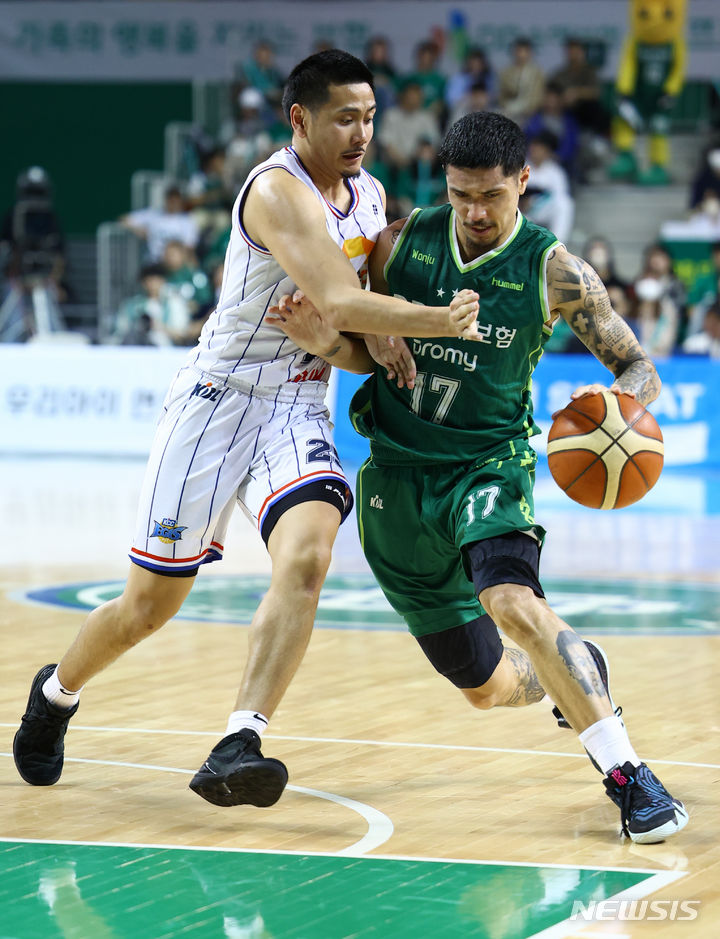 [원주=뉴시스] 황준선 기자 = 17일 오후 강원 원주종합체육관에서 열린 2023~2024 정관장 프로농구 4강 플레이오프 2차전 원주 DB와 부산 KCC의 경기, 원주 DB 이선 알바노가 부산 KCC 에피스톨라와 볼다툼을 하고 있다. 2024.04.17. hwang@newsis.com
