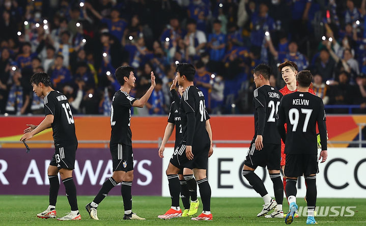 [울산=뉴시스] 김근수 기자 =  17일 울산 문수축구경기장에서 열린 2023-2024 아시아축구연맹(AFC) 챔피언스리그(ACL) 4강 1차전 울산 HD와 요코하마 F.마리노스의 경기에서 울산 HD가 요코하마 F. 마리노스를 상대로 1대0 승리를 거뒀다. 울산 HD 선수들이 기쁨을 나누고 있다. 2024.04.17. ks@newsis.com