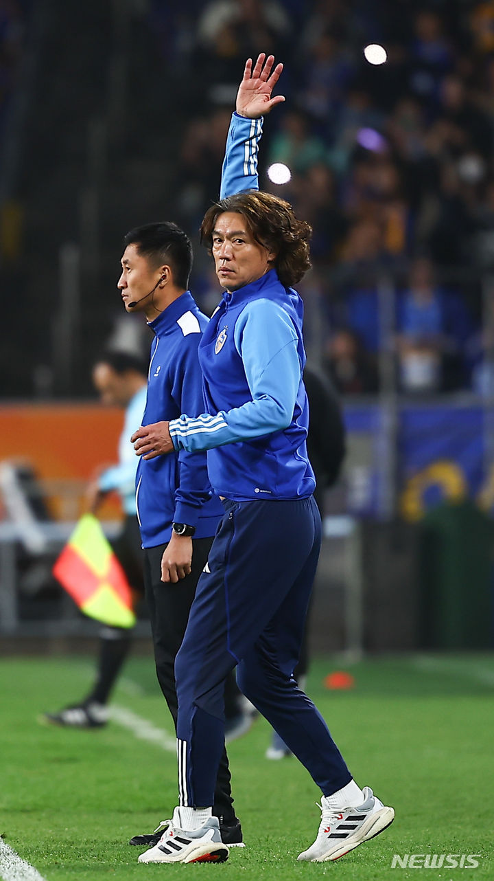 [울산=뉴시스] 김근수 기자 =  17일 울산 문수축구경기장에서 열린 2023-2024 아시아축구연맹(AFC) 챔피언스리그(ACL) 4강 1차전 울산 HD와 요코하마 F.마리노스의 경기에서 울산 HD가 요코하마 F. 마리노스를 상대로 1대0 승리를 거뒀다. 울산 HD 홍명보 감독이 기뻐하고 있다. 2024.04.17. ks@newsis.com