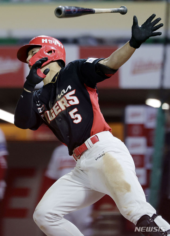 [인천=뉴시스] 최동준 기자 = 김도영은 7일 잠실구장에서 열린 '2024 신한 쏠뱅크 KBO리그' 두산 베어스와의 원정경기에서 5회초 솔로 홈런을 터뜨렸다. 사진은 지난 4월17일 SSG 랜더스전에서 홈런을 친 김도영. 2024.04.17. photocdj@newsis.com