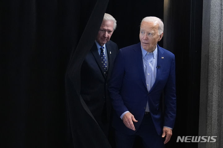 [피츠버그=AP/뉴시스]조 바이든 미국 대통령이 17일(현지시각) 펜실베이니아 피츠버그 철강노조 본부에서 데이비드 매콜 철강노조 위원장과 연설을 위해 걸어 나오는 모습. 2024.04.18.
