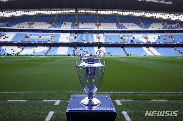 [맨체스터=AP/뉴시스] 유럽축구연맹(UEFA) 챔피언스리그(UCL) 우승 트로피. 2024.04.17.