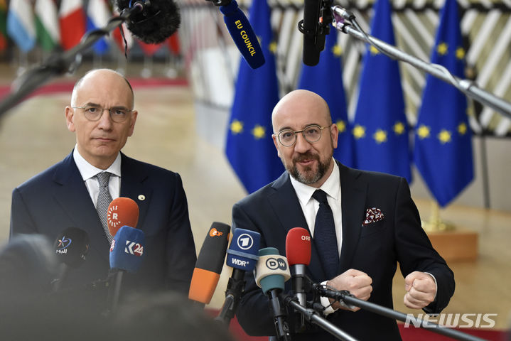 [AP/뉴시스] 18일 EU 정상회의 이틀째 회의가 경제 부문에 집중되는 가운데 열렸다. 샤를 미셸 정상회의상임의장(오른쪽)이 회의장에 들어가기 전 취재진과 대화하고 있다. 그 옆에 이날 정상들이 논의할 보고서 '단일시장의 미래'를 작성한 엔리코 레타 레타 전 이탈리아 총리가 나란히 서 있다