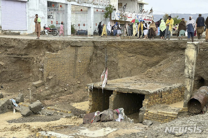 [차만=AP/뉴시스]지난달 18일(현지시각) 파키스탄 차만에 내린 폭우로 도로의 일부가 쓸려나간 모습. 파키스탄과 인접한 아프가니스탄에서도 10일 홍수 피해가 발생했다. 2024.5.11.